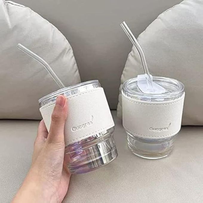 مج زجاج شفاف مع غطاء وجراب جلدي أنيق باللون الأبيض – كوب عصري للشاي والقهوة والعصائر مع شفاط زجاجي - الصورة 3